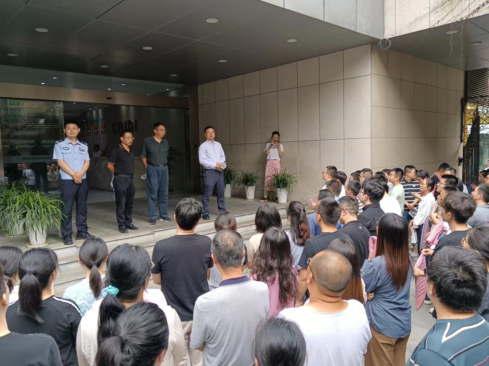 “人人講安全、個(gè)個(gè)會(huì)應(yīng)急——暢通生命通道” ——公司開展消防疏散應(yīng)急演練